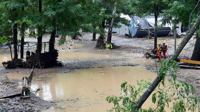 Tim penyelamat di area banjir di Prancis, Kamis (9/8/2018). (Foto: AFP PHOTO / Boris Horvat)