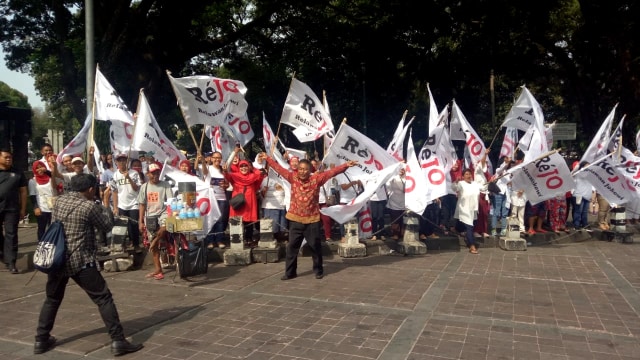 Iring-iringan pendukung Jokowi tiba di sekitar Taman Suropati. (Foto: Aprilandika Pratama/kumparan)