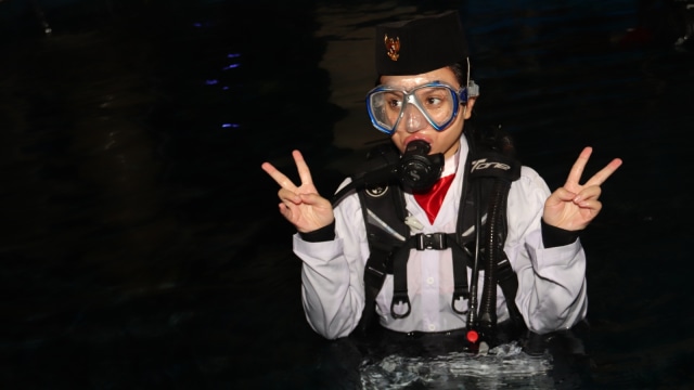 Marsha Aruan diving di Seaworld. (Foto: Munady Widjaja)