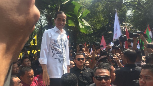 Jokowi Keluar dari Gedung KPU untuk Sapa Simpatisan. (Foto: Ricad Saka/kumparan)
