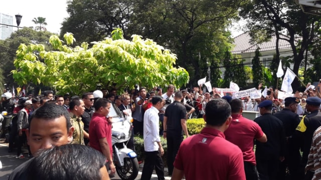Jokowi Keluar dari Gedung KPU Sapa Simpatisan. (Foto: Fadjar Hadi/kumparan)