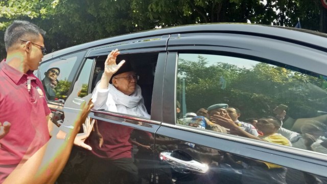 Ma'ruf Amin menyapa relawan di sekitar KPU dari dalam mobil, Jumat (10/8/2018). (Foto: Nabilla Fatiara/kumparan)