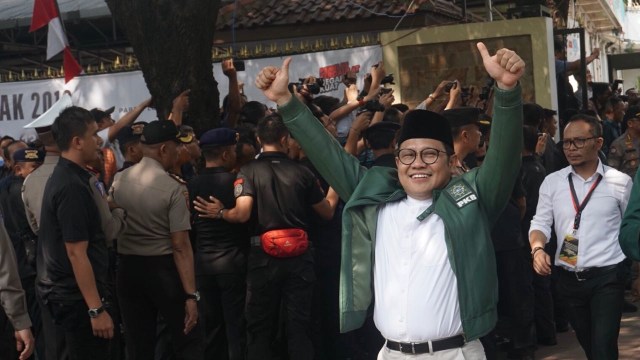 Cak Imin keluar dari Gedung KPU usai ikut mendaftarkan pasangan Jokowi-Ma'ruf Amin. (Foto: Fanny Kusumawardhani/kumparan)