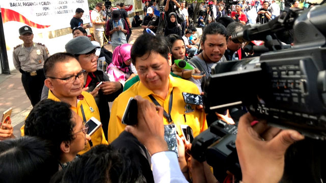 Airlangga Hartarto usai melakukan pendaftaran di Gedung KPU, Jumat (10/8/2018). (Foto: Cornelius Bintang/kumparan)