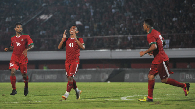 Timnas U23 di laga uji coba vs Bali United. (Foto: ANTARA FOTO/Nyoman Budhiana)