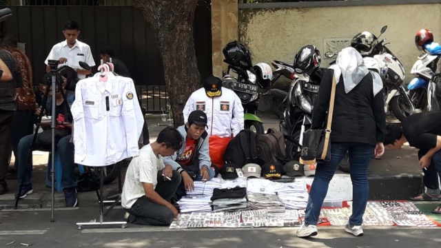 Pendukung Prabowo-Sandi berjualan baju di KPU. (Foto: Fadjar Hadi/kumparan)