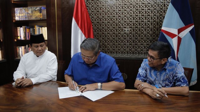 SBY tandatangi dokumen dukungan ke Prabowo. (Foto: Dok. Abror Rizki/Demokrat)