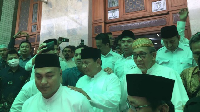 Prabowo seusai salat Jumat di Masjid Sunda Kelapa. (Foto: Rafyq Panjaitan/kumparan)