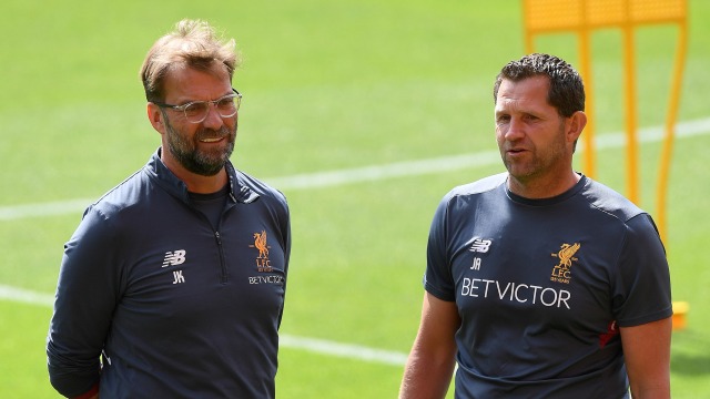 John Achterberg (kanan) menemani Juergen Klopp dalam sesi latihan Liverpool. (Foto: Paul ELLIS / AFP)