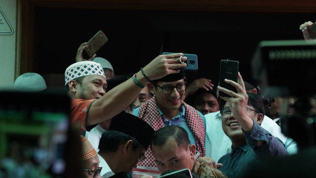 Prabowo dan Sandi di Masjid Sunda Kelapa. (Foto: Cornelius Bintang/kumparan)