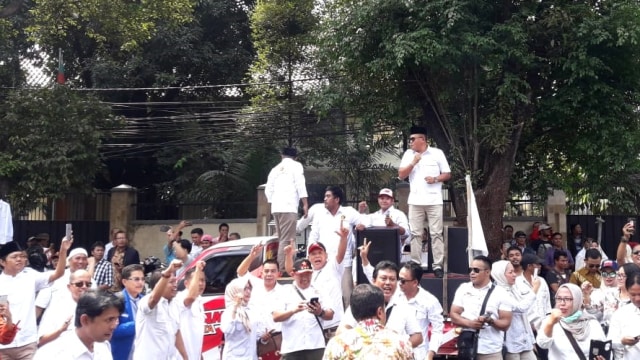 Massa Prabowo nyanyi dan berjoget di area Gedung KPU, Jumat (10/8/2018). (Foto: Fadjar Hadi/kumparan)