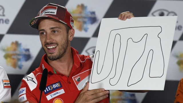 Andrea Dovizioso menggambar sirkuit impiannya. (Foto: Twitter: MotoGP)