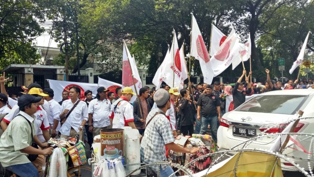 Pendukung Prabowo-Sandiaga mulai memadati kawasan Gedung KPU, Jumat (10/8/2018). (Foto: Nabilla Fatiara/kumparan)