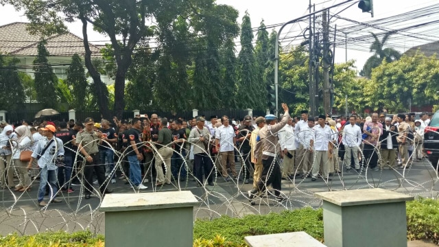 Pendukung Prabowo-Sandiaga mulai memadati kawasan Gedung KPU, Jumat (10/8/2018). (Foto: Nabilla Fatiara/kumparan)