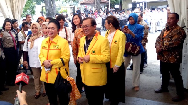 Titiek Soeharto tiba di Gedung KPU, Jumat (10/8/2018). (Foto: Fahrian Saleh/kumparan)
