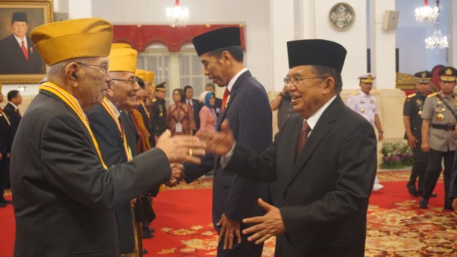 Presiden RI, Joko Widodo (tengah) dan Wakil Presiden RI, Jusuf Kalla (kanan) hadir di Acara LVRI 2018, Jakarta (10/8). (Foto: Yudhistira Amran Saleh/kumparan)