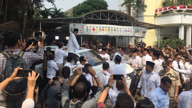 Prabowo-Sandi di KPU untuk pendaftaran capres-cawapres, Jumat, (10/8/2018). (Foto: Ricad Saka/kumparan)