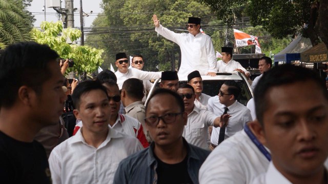 Prabowo Subianto melambaikan tangan ke warga saat  tiba di gedung KPU, Jakarta, Jumat (10/8/2018). (Foto: Fanny Kusumawardhani/kumparan)