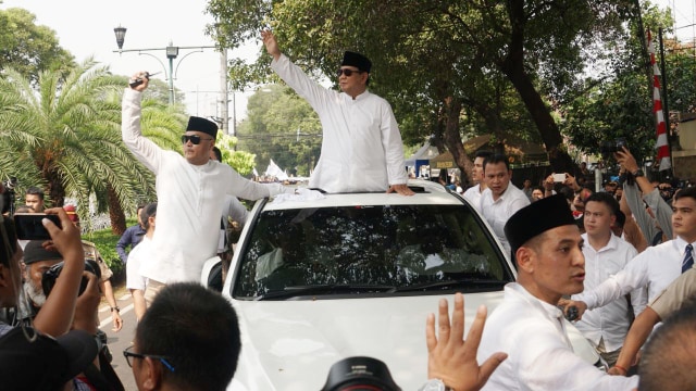 Prabowo Subianto melambaikan tangan ke warga saat  tiba di gedung KPU, Jakarta, Jumat (10/8/2018). (Foto: Fanny Kusumawardhani/kumparan)