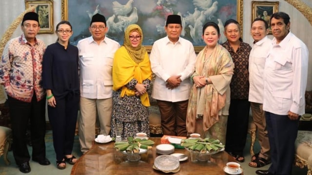 Prabowo berdiri di samping Titiek Soeharto saat bertamu ke keluarga Cendana usai deklarasi capres, Kamis (9/8/2018) malam. (Foto: Ig @titieksoeharto)