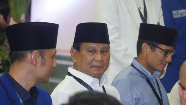 Prabowo Subianto (tengah) dan Sandiaga Uno (kanan) dan juga didampingi oleh Agus Harimurti Yudhoyono (kiri) mendaftarkan diri sebagai capres-cawapres di KPU, Jumat (10/8/2018). (Foto: Nugroho Sejati/kumparan)