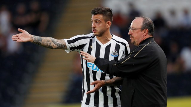 Pelatih Newcastle United, Rafael Benitez, memberikan arahan kepada pemainnya, Joselu. (Foto: Reuters/Lee Smith)