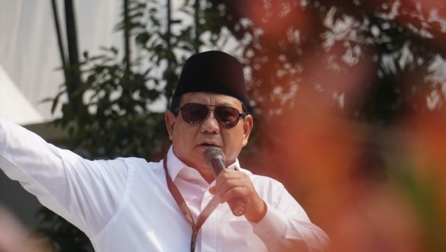 Prabowo Subianto, calon  presiden RI menyampaikan pidato singkat di sekitar Gedung KPU, Jakarta (10/8). (Foto: Nugroho Sejati/kumparan)
