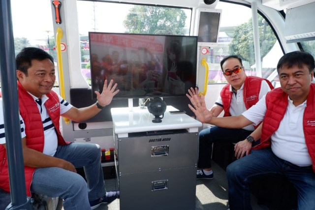Petinggi Telkomsel dalam mobil otonom Asian Games. (Foto: Telkomsel)