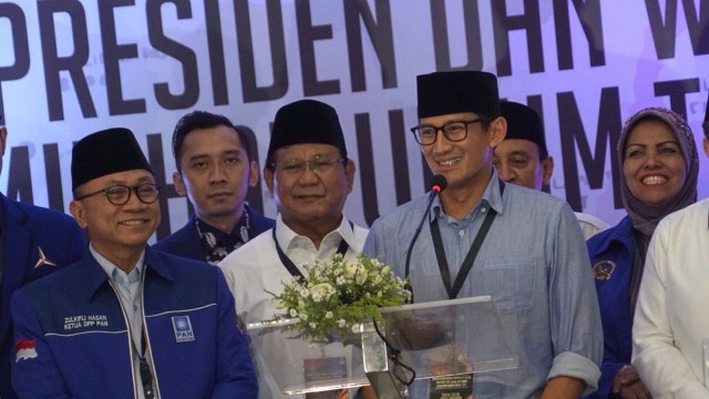 Prabowo dan Sandi foto bersama usai melakukan konfrensi pers di Gedung KPU, Jakrta, Jumat (10/8/2018). (Foto: Fanny Kusumawrdhani/kumparan)