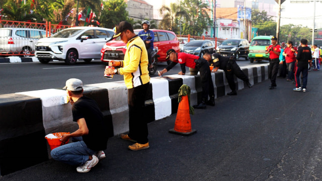 Walikota Surabaya, Tri Rismaharini pimpin puluhan petugas dan personil organisasi perangkat daerah (OPD) dalam rangka kerja bakti menjelang HUT RI dan bersih-bersih kawasan Wonokromo, Surabaya, Jumat (10/8). (Foto: Phaksy Sukowati/kumparan)