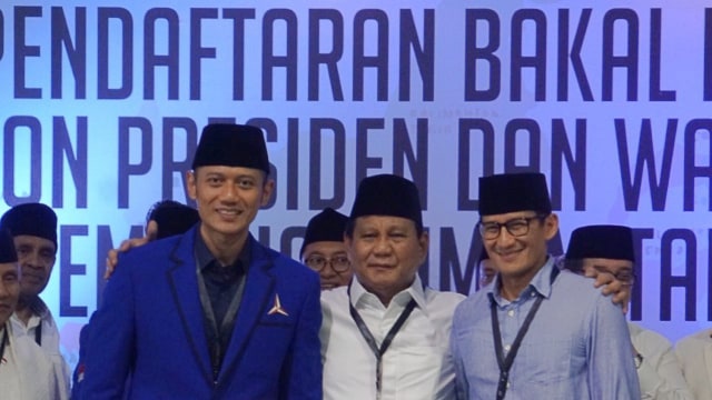 AHY, Prabowo dan Sandi foto bersama usai jumpa pers di KPU, Jakarta, Jumat (10/8/2018). (Foto: Fanny Kusumawardhani/kumparan)
