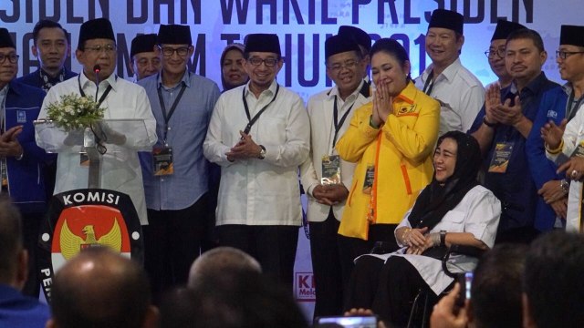 Prabowo dan Sandi usai jumpa pers di KPU, Jakarta, Jumat (10/8/2018). (Foto: Fanny Kusumawardhani/kumparan)