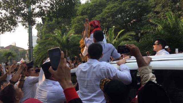 Prabowo menggendong dan mencium seorang anak saat arak arakan, Jumat (10/8/2018). (Foto: Rafyq Alkandy/kumparan)
