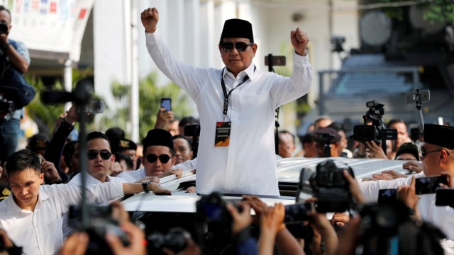 Calon Presiden Prabowo Subianto diarak dan berorasi usai melakukan pendaftaran di KPU,Jakarta, Jumat (10/8/2018). (Foto: Reuters/Darren Whiteside)
