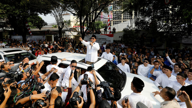Calon Presiden Prabowo Subianto diarak dan berorasi usai melakukan pendaftaran di KPU,Jakarta, Jumat (10/8/2018). (Foto: Reuters/Darren Whiteside)