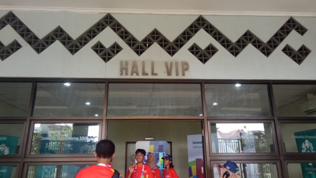 Pintu masuk hall VIP di Stadion Patriot Chandrabraga, Bekasi, Jawa Barat, Jumat (10/8). (Foto: Haikal Pasya/kumparan)