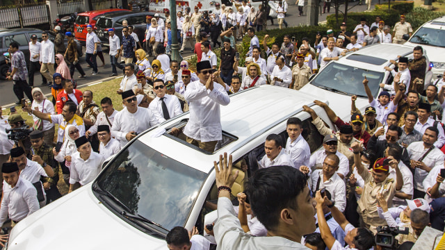 Calon Presiden Prabowo Subianto menyapa massa pendukungnya dari dalam mobil menuju Gedung KPU, di Jakarta, Jumat (10/8/2018). (Foto: ANTARA FOTO/Galih Pradipta)