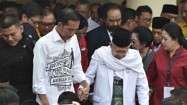 Jokowi menggandeng Ma'ruf Amin usai berpidato di Gedung Joang '45, Menteng, Jakarta. (Foto:  ANTARA FOTO/Puspa Perwitasari)