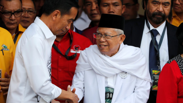 Joko Widodo bersalaman dengan Ma'ruf Amin di dampingi sembilan Ketum Parpol Koalisi Indonesia Kerja di Gedung Joang 45, Jumat (10/8/2018). (Foto: Reuters/Darren Whiteside)
