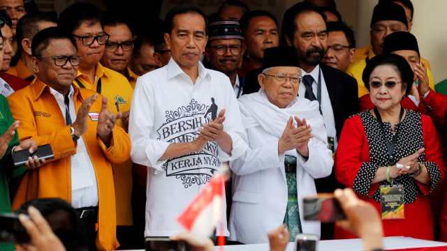 Joko Widodo bersama Ma'ruf Amin di dampingi sembilan Ketum Parpol Koalisi Indonesia Kerja di Gedung Joang 45, Jumat (10/8/2018). (Foto: Reuters/Darren Whiteside)