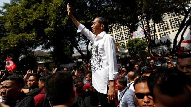 Jokowi melambaikan tangan kepada pendukungnya. (Foto: Reuters/Willy Kurniawan)