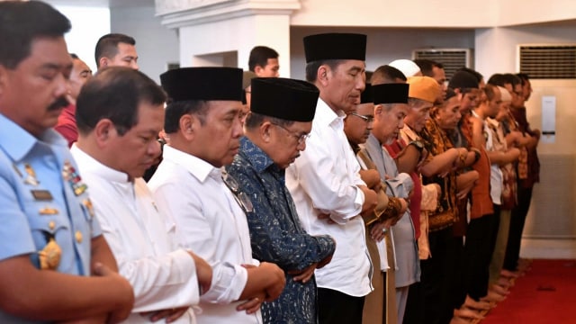 Jokowi dan JK Salat Gaib untuk Korban Gempa Lombok (Foto: Dok. Biro Pers Setpres)