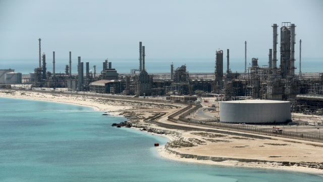 Kilang minyak Aramco di Arab Saudi. Foto: Reuters/Ahmed Jadallah/File Photo/File Photo