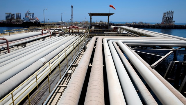Ilustrasi kilang minyak. Foto: Reuters/Ahmed Jadallah/File Photo/File Photo