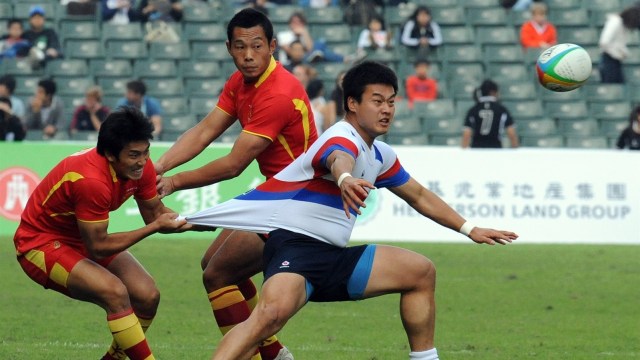 Pertandingan Rugby Sevens antara Korea Selatan (putih) dan China pada East Asian Games 2009. (Foto: AFP/Laurent Fievet)
