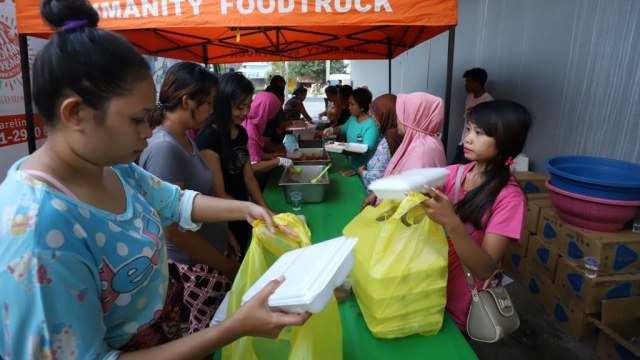 Layanan Makan Gratis dari ACT untuk para pengungsi gempa lombok (Foto: Raga Imam/kumparan)