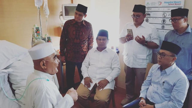 Prabowo Subianto dan Zulkifli Hasan menjenguk Kiai Maksum Bondowoso usai pendaftaran KPU (Foto: Instagram @zul.hasan)