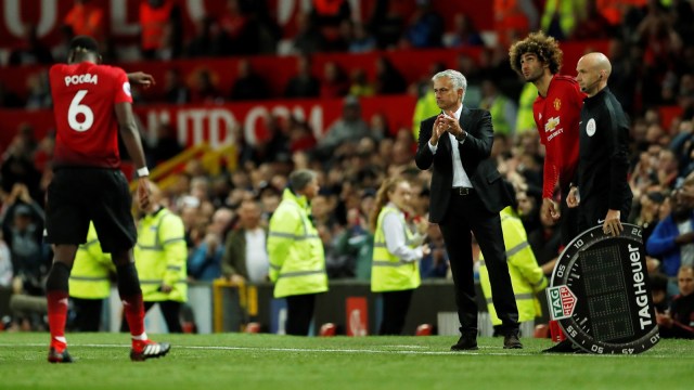 Jose Mourinho menggantikan Paul Pogba dengan Marouane Fellaini dalam laga Manchester United vs Leicester City. (Foto: Andrew Boyers/Reuters)