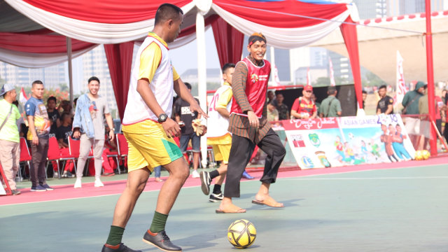 Pemain film DOA (kanan) main futsal di Monas, Jakarta (10/8). (Foto: Munady Widjaja)