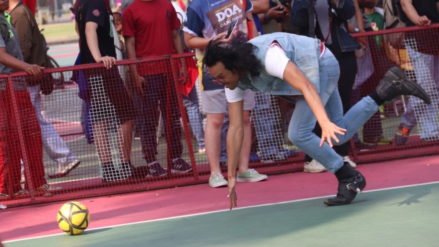 Pemain film DOA main futsal di Monas, Jakarta (10/8). (Foto: Munady Widjaja)